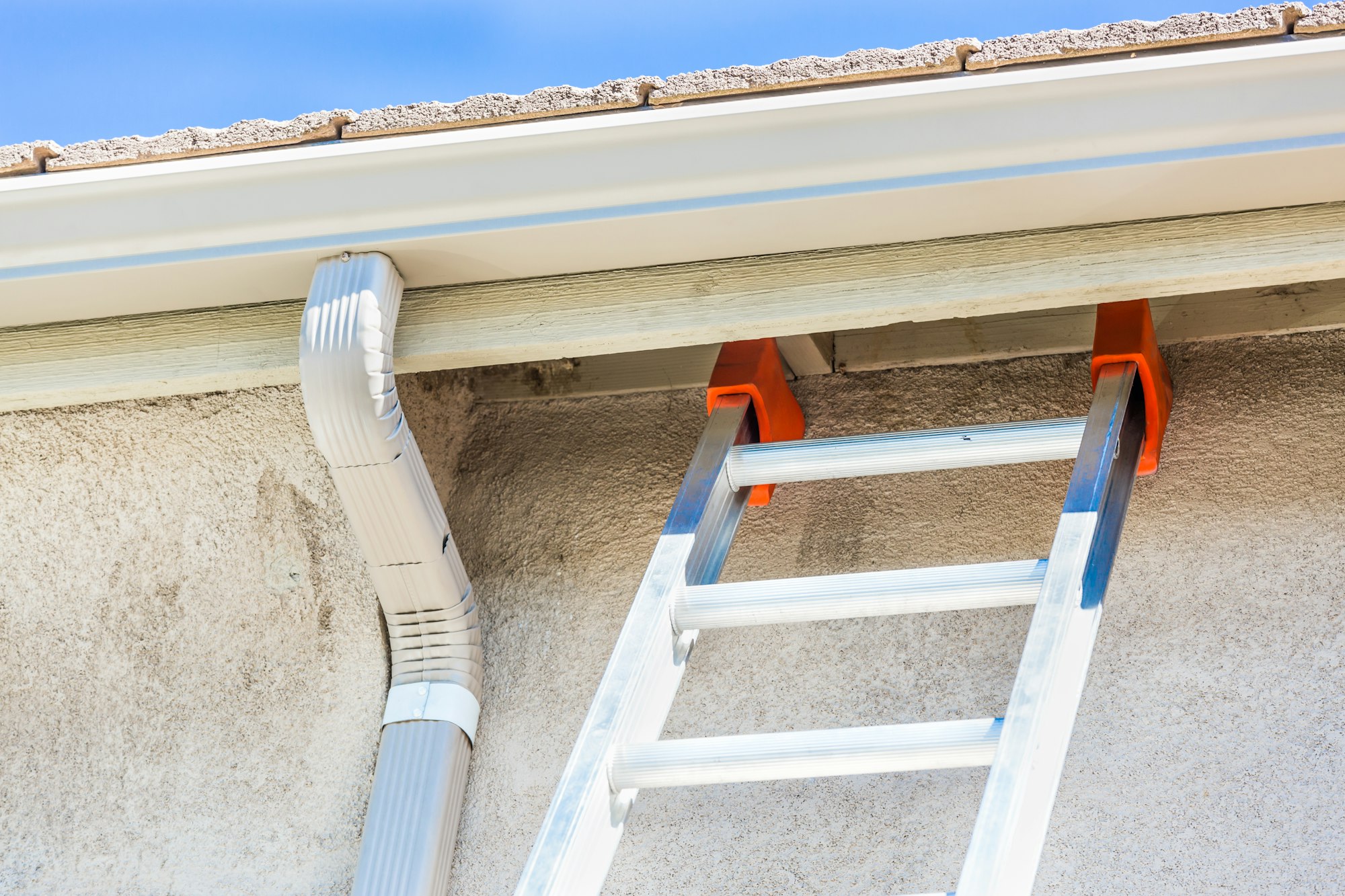 RM Roofing | house with new seamless aluminum rain gutters
